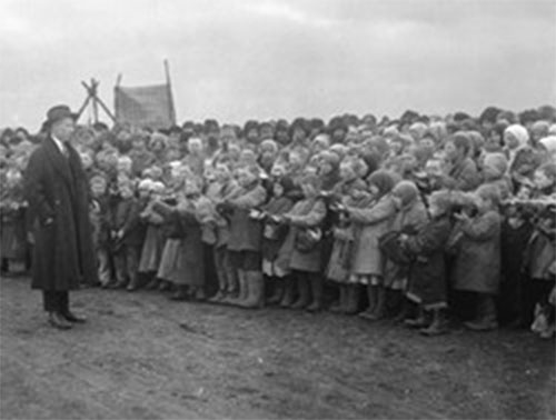 1922 photo Hoover Corn for Russian children